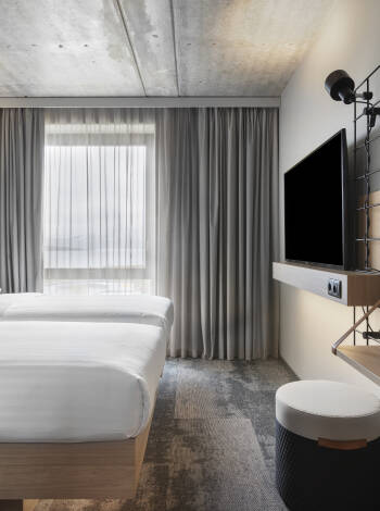 Die modernen, 18 m² großen Zimmer bieten ein stilvolles Design, einen 55-Zoll-Chromecast-Fernseher und schnelles, kostenloses WLAN für einen komfortablen Aufenthalt.