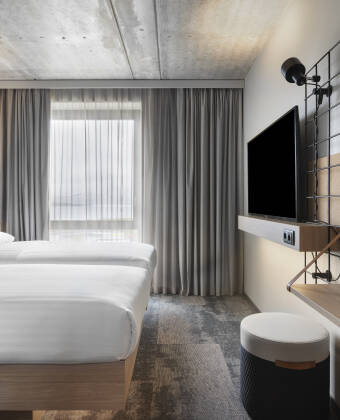 Die modernen, 18 m² großen Zimmer bieten ein stilvolles Design, einen 55-Zoll-Chromecast-Fernseher und schnelles, kostenloses WLAN für einen komfortablen Aufenthalt.