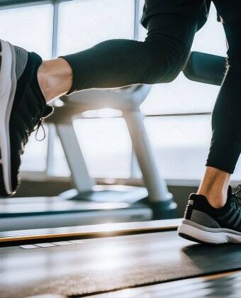 Håll dig aktiv under vistelsen med tillgång till hotellets eget Moxy Gym.