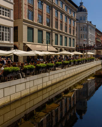 Explore nearby Aarhus Street Food, riverside restaurants, bars, and the charming Latin Quarter.