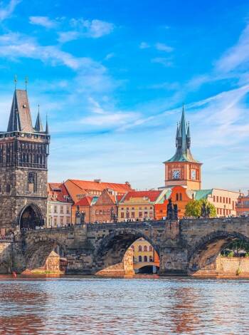 Besøg Karlsbroen og nyd en af Prags mest ikoniske, historiske seværdigheder.