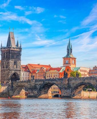 Besök Karlsbron och njut av en av Prags mest ikoniska historiska sevärdheter.