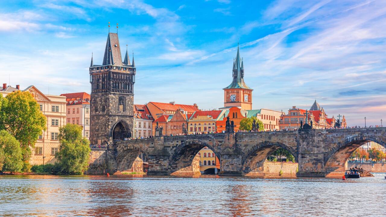 Besuchen Sie die Karlsbrücke und genießen Sie eines von Prags berühmtesten historischen Wahrzeichen.