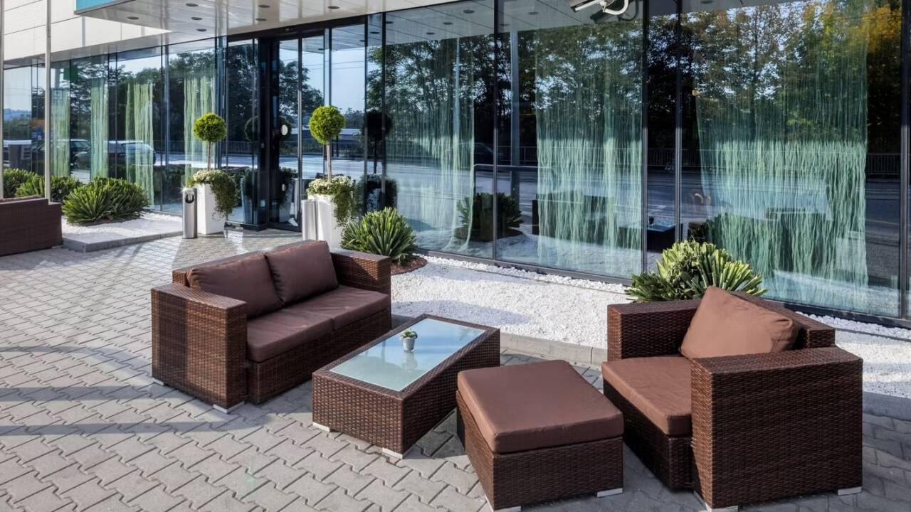 Genießen Sie erfrischende Drinks an der Bar oder entspannen Sie auf der einladenden Sommerterrasse.