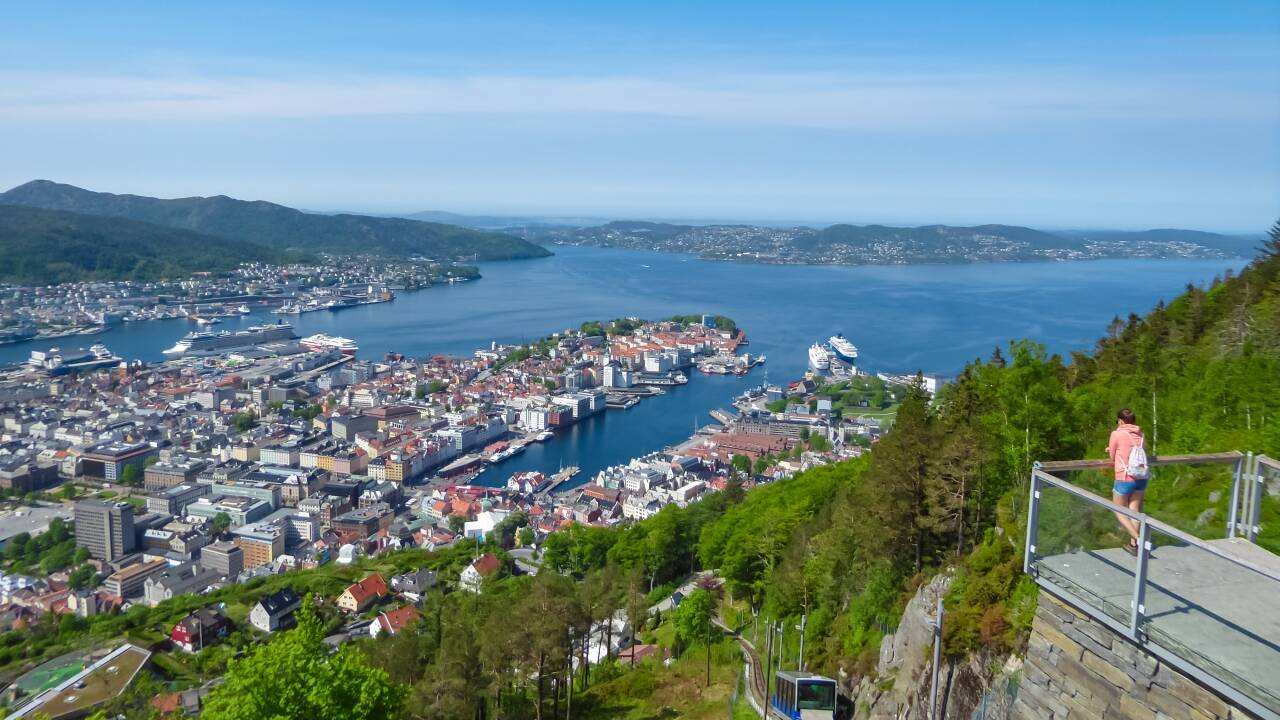 Ta Fløibanen til Fløyen og nyt panoramautsikten over Bergen og fjellene rundt.