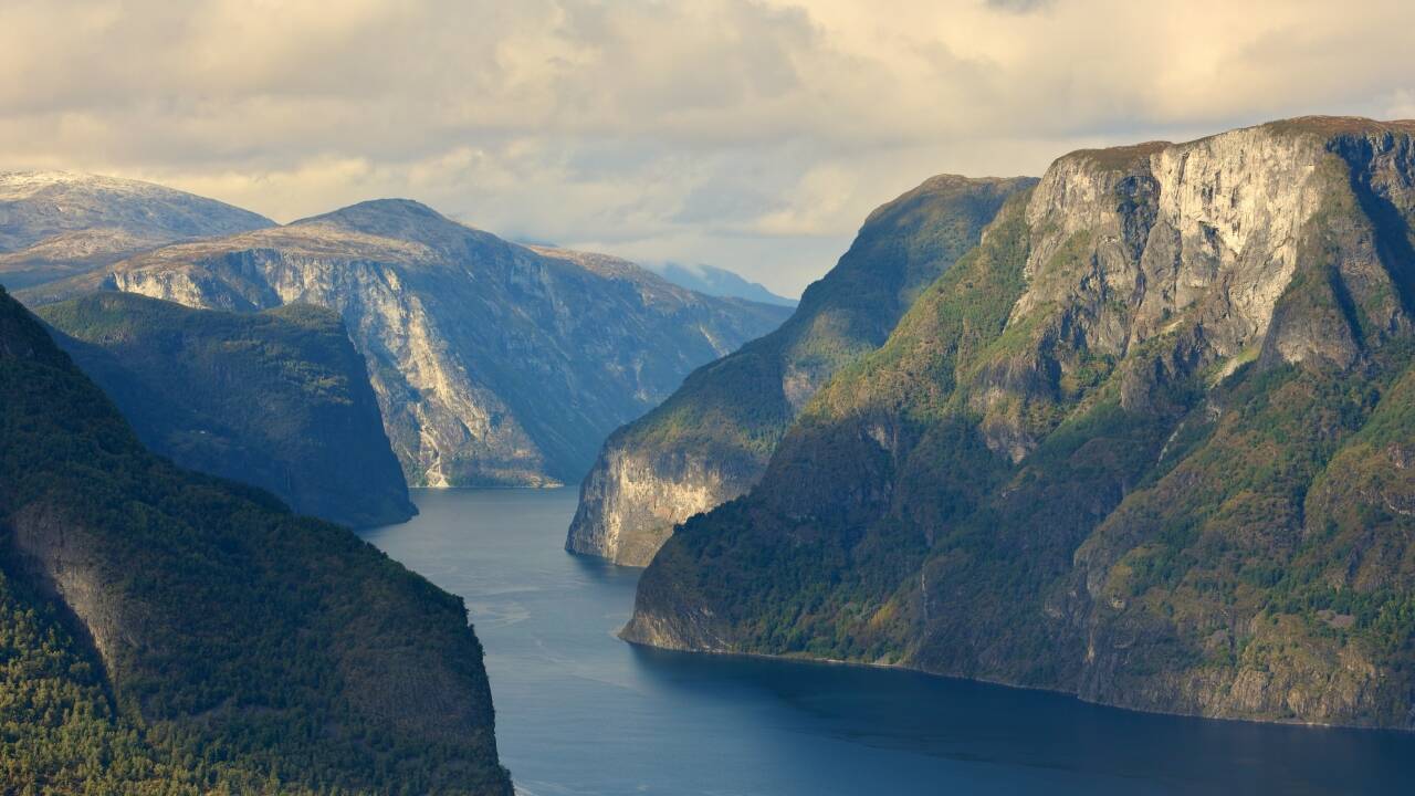 Utforsk spektakulære Vestlandet, hvor majestetiske fjorder og dramatiske fjellandskap venter.
