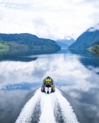 Åk på en minnesvärd fjordsafari med Hardangerfjord Adventures - ingår som förmån i Risskov-paketet.
