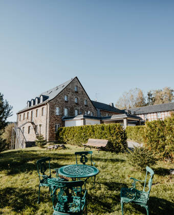 Sonnenhotel Hoher Hahn offers a cosy atmosphere and features a sunny terrace and garden where you can unwind and enjoy the peaceful surroundings.