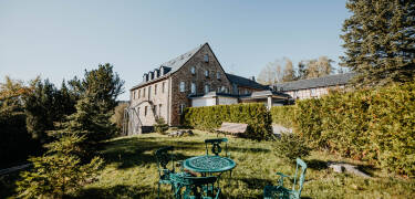 Das Sonnenhotel Hoher Hahn bietet eine gemütliche Atmosphäre und verfügt über eine sonnige Terrasse sowie einen Garten, in dem du dich entspannen und die ruhige Umgebung genießen kannst.