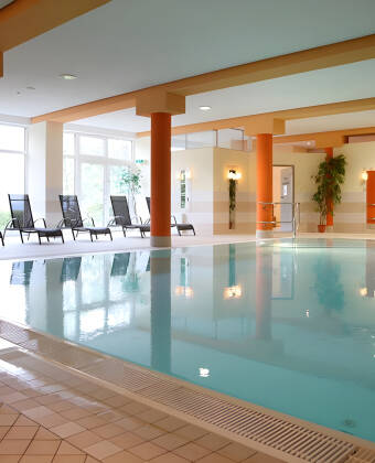 Efter en dag udendørs kan du slappe af i indendørs swimmingpoolen, saunaen eller med spabehandlinger i hotellets wellnessområde.