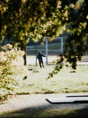Im Sommer locken der hauseigene Tennisplatz und Minigolfplatz auf 18 Bahnen, im Winter beginnen Loipen und Pisten direkt vor der Haustür.