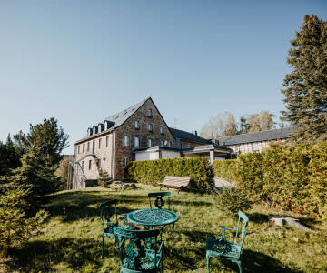 Das Sonnenhotel Hoher Hahn bietet eine gemütliche Atmosphäre und verfügt über eine sonnige Terrasse sowie einen Garten, in dem du dich entspannen und die ruhige Umgebung genießen kannst.