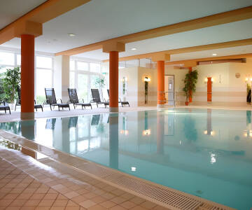 Nach einem Tag in der Natur kannst du im Hallenbad, in der Sauna oder bei Spa-Behandlungen im Wellnessbereich des Hotels entspannen.