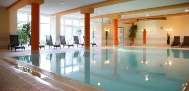 Efter en dag udendørs kan du slappe af i indendørs swimmingpoolen, saunaen eller med spabehandlinger i hotellets wellnessområde.