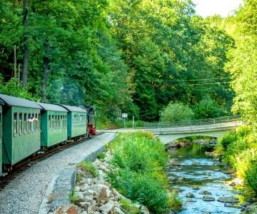 Attraksjoner som Erzgebirgische Aussichtsbahn og lokale jernbanemuseer byr på minneverdige opplevelser.