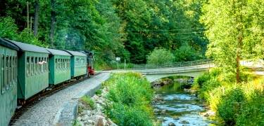 Sehenswürdigkeiten wie die Erzgebirgische Aussichtsbahn und lokale Eisenbahnmuseen bieten unvergessliche Erlebnisse.