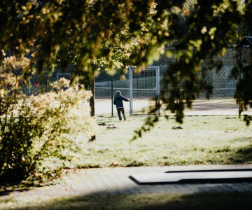 Hold dig aktiv i din ferie med en 18 hullers minigolfbane og to tennisbaner.
