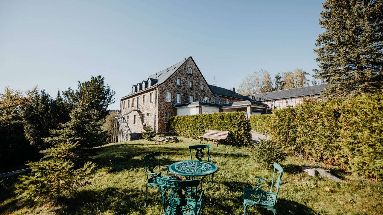 Sonnenhotel Hoher Hahn erbjuder en mysig atmosfär och har en solig terrass och en trädgård där du kan koppla av och njuta av de lugna omgivningarna.