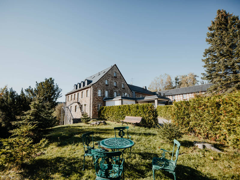 Sonnenhotel Hoher Hahn tilbyder en hyggelig atmosfære og har en solrig terrasse og en have, hvor du kan slappe af og nyde de fredelige omgivelser.
