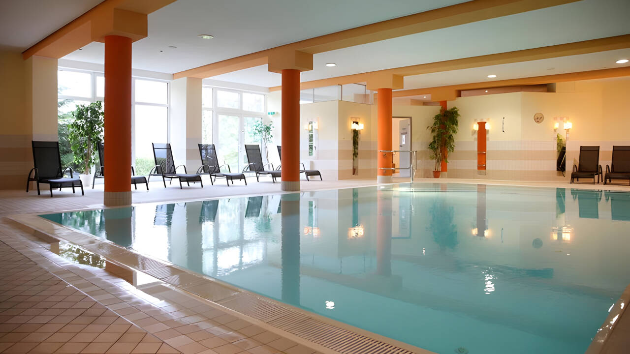 Efter en dag udendørs kan du slappe af i indendørs swimmingpoolen, saunaen eller med spabehandlinger i hotellets wellnessområde.
