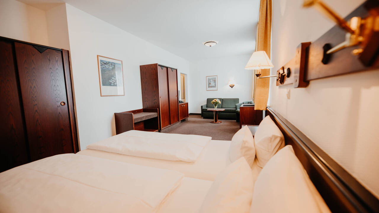 Familienzimmer bieten viel Platz und Komfort, sodass du dich nach einem erlebnisreichen Tag ganz entspannt erholen kannst.