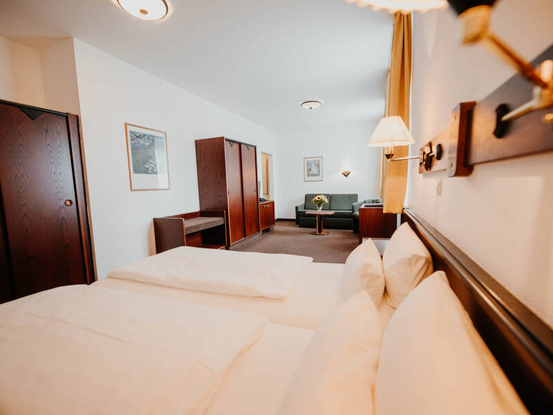 Familienzimmer bieten viel Platz und Komfort, sodass du dich nach einem erlebnisreichen Tag ganz entspannt erholen kannst.