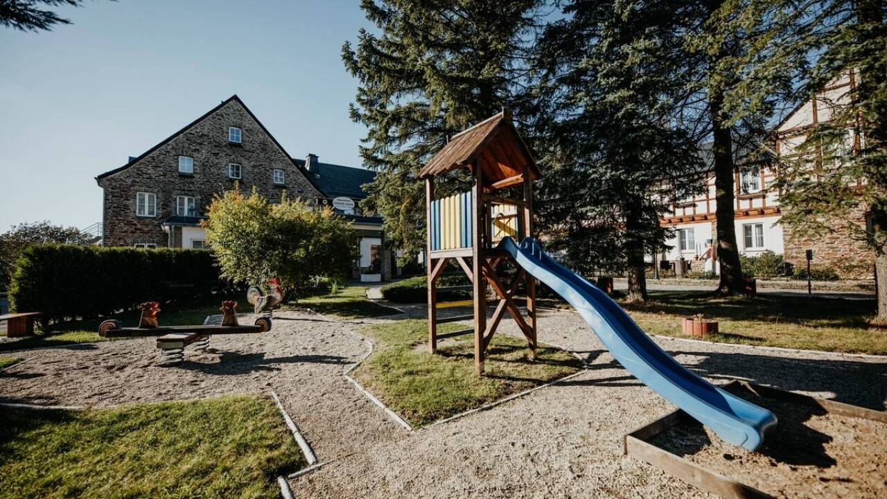 Der Spielplatz bietet Kindern Raum zum Laufen, Klettern und Spaßhaben in einer sicheren Umgebung.