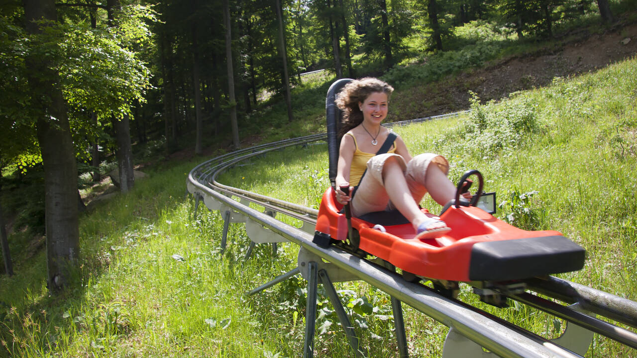 Tag til Erlebnisberg Altenberg, hvor spændende attraktioner som en sommer kælkebane, klatreområder og legepladser lover en dag fyldt med sjov.