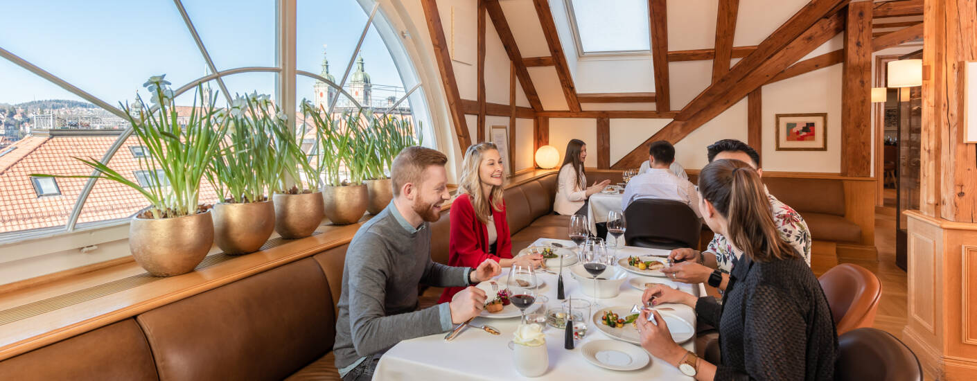 Fra avslappede bistroretter til utsøkt gourmetmat og kvelds-cocktails er førsteklasses mat og drikke en del av Einstein-opplevelsen.