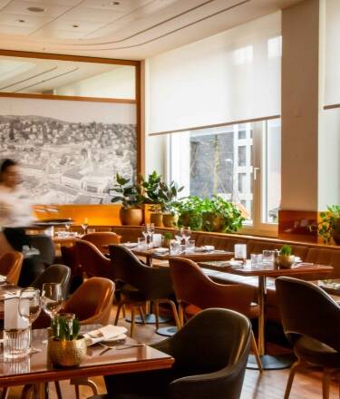 En tre retters middag på Bistro St. Gallen er inkluderet, så god mad bliver en del af oplevelsen.
