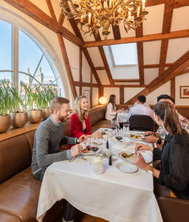 From relaxed bistro meals to fine dining and evening cocktails, exceptional food and drink are part of the Einstein experience.