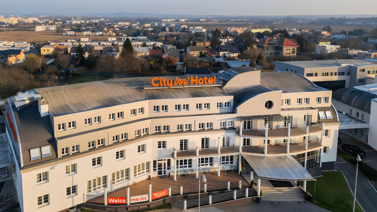 Hotellets utmärkta läge gör det lättåtkomligt från D1-motorvägen – perfekt även för längre resor.