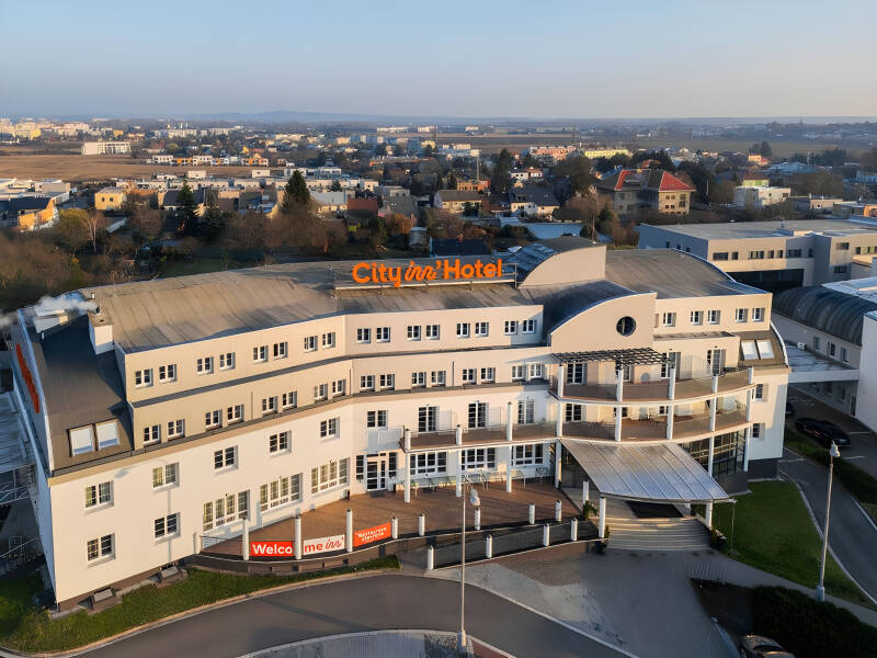 Hotellets utmärkta läge gör det lättåtkomligt från D1-motorvägen – perfekt även för längre resor.
