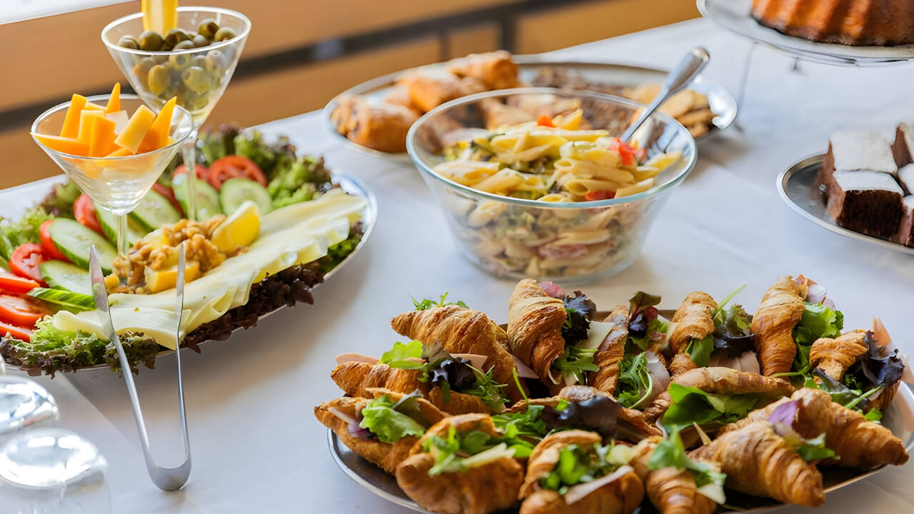Nyt smakfulle måltider på Restinn-restaurant, med praktiske alternativer for både frokost og middag.