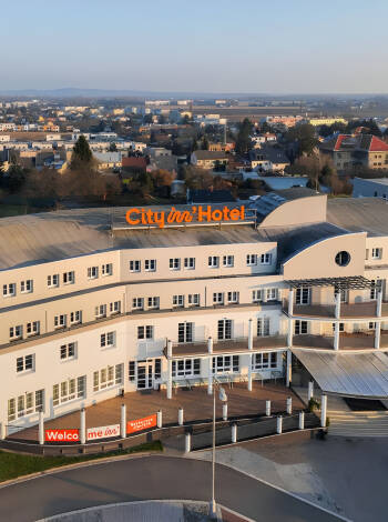 Hotellets utmärkta läge gör det lättåtkomligt från D1-motorvägen – perfekt även för längre resor.