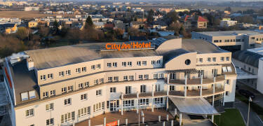 Dank der hervorragenden Lage ist das Hotel direkt von der D1-Autobahn erreichbar – ideal auch als Zwischenstopp auf längeren Fahrten.