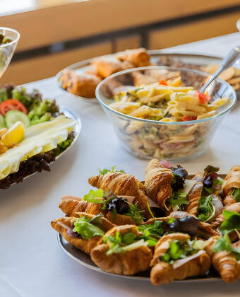 Enjoy tasty meals at the Restinnʼ restaurant, which offers convenient dining options for both breakfast and dinner.
