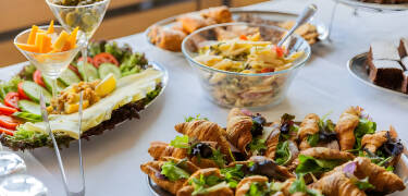 Enjoy tasty meals at the Restinnʼ restaurant, which offers convenient dining options for both breakfast and dinner.