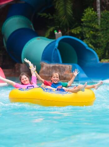 Slapp av og ha en morsom dag på Aquapark Olomouc, som ligger i nærheten og byr på underholdning og avslapping for hele familien.
