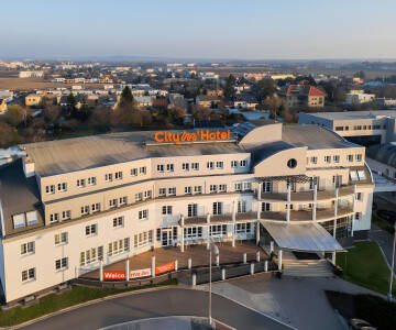 Hotellets utmärkta läge gör det lättåtkomligt från D1-motorvägen – perfekt även för längre resor.