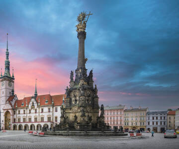 Upptäck Olomoucs historiska stadskärna och den UNESCO-listade Heliga Treenighetskolonnen – båda nås enkelt med en kort bilresa från hotellet.