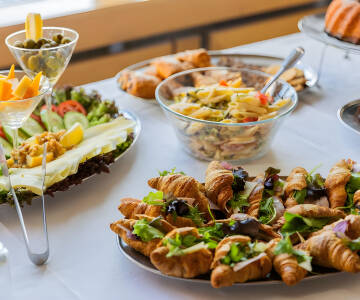 Genießen Sie leckere Gerichte im Restaurant Restinnʼ, das sowohl zum Frühstück als auch zum Abendessen praktische Speiseoptionen bietet.