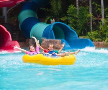 Slappna av och ha roligt på Aquapark Olomouc – ett närliggande vattenland för hela familjen.
