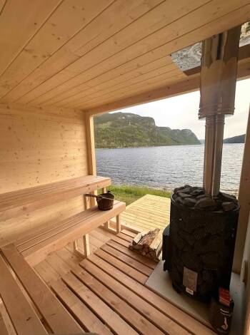 Slappna av i bastun efter en dag fylld av äventyr i bergen och naturen.