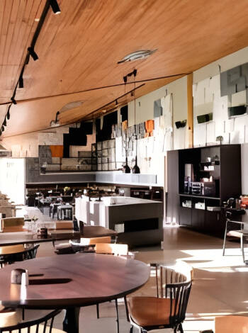Restaurang Sireid serverar lokala Sirdalrätter, inklusive traditionella hjortmiddagar.