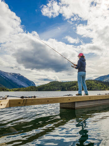 Upptäck vandringsleder, fiskeplatser, kanotpaddling och bergslandskap runt Tonstad och Sirdal.