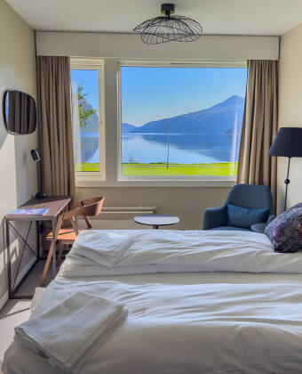 Cozy rooms with air conditioning and mountain scenery create a comfortable retreat.