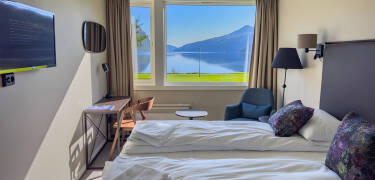 Cozy rooms with air conditioning and mountain scenery create a comfortable retreat.