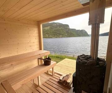 Slap af i saunaen efter en dag med vandreture i bjergene og naturen.