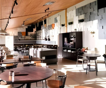 Restaurang Sireid serverar lokala Sirdalrätter, inklusive traditionella hjortmiddagar.